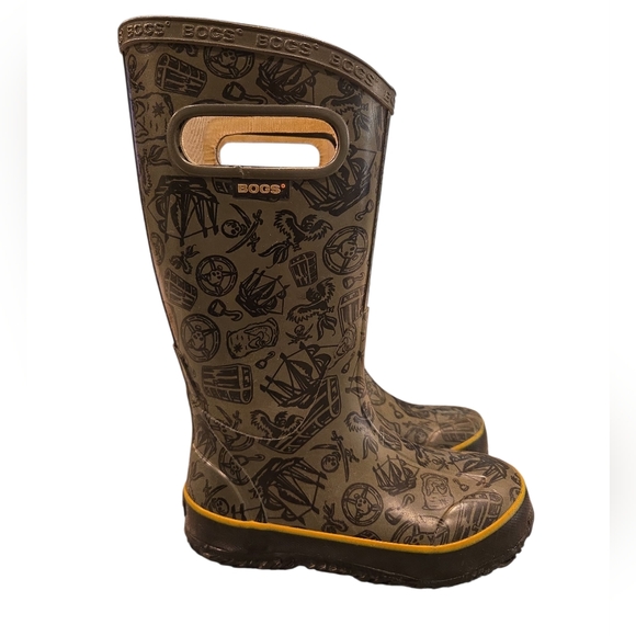 BOGS KID'S RAIN BOOTS WITH PIRATE PATTERN. SIZE 11. UNISEX. - Picture 2 of 12
